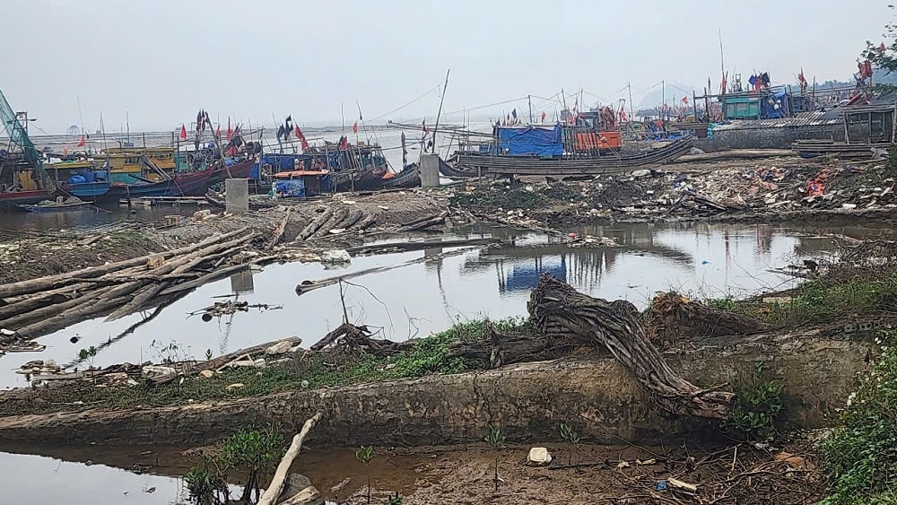 Rác thải tràn cả ra cảng cá Hoằng Trường. Ảnh: Tuyết Trang.