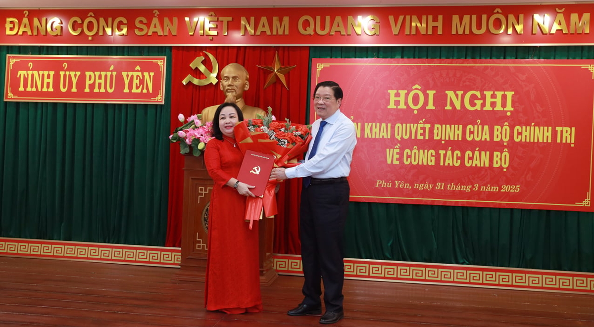 Ông Phan Đình Trạc, Ủy viên Bộ Chính trị, Bí thư Trung ương Đảng, Trưởng Ban Nội chính Trung ương, trao quyết định của Bộ Chính trị chuẩn y bà Cao Thị Hòa An đảm nhiệm chức vụ Bí thư Tỉnh ủy Phú Yên. Ảnh: XT. Ông Phan Đình Trạc, Ủy viên Bộ Chính trị, Bí thư Trung ương Đảng, Trưởng Ban Nội chính Trung ương, trao quyết định của Bộ Chính trị chuẩn y bà Cao Thị Hòa An đảm nhiệm chức vụ Bí thư Tỉnh ủy Phú Yên. Ảnh: XT.