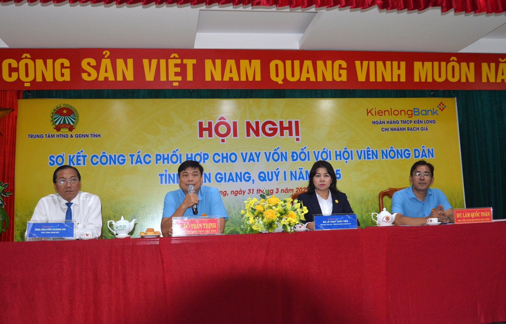 Hội Nông dân tỉnh Kiên Giang phối hợp với Ngân hàng TMCP Kiên Long tổ chức hội nghị sơ kết chương trình cho vay không tài sản đảm bảo đối với hội viên nông dân để phát triển sản xuất. Ảnh: Trung Chánh. Hội Nông dân tỉnh Kiên Giang phối hợp với Ngân hàng TMCP Kiên Long tổ chức hội nghị sơ kết chương trình cho vay không tài sản đảm bảo đối với hội viên nông dân để phát triển sản xuất. Ảnh: Trung Chánh.