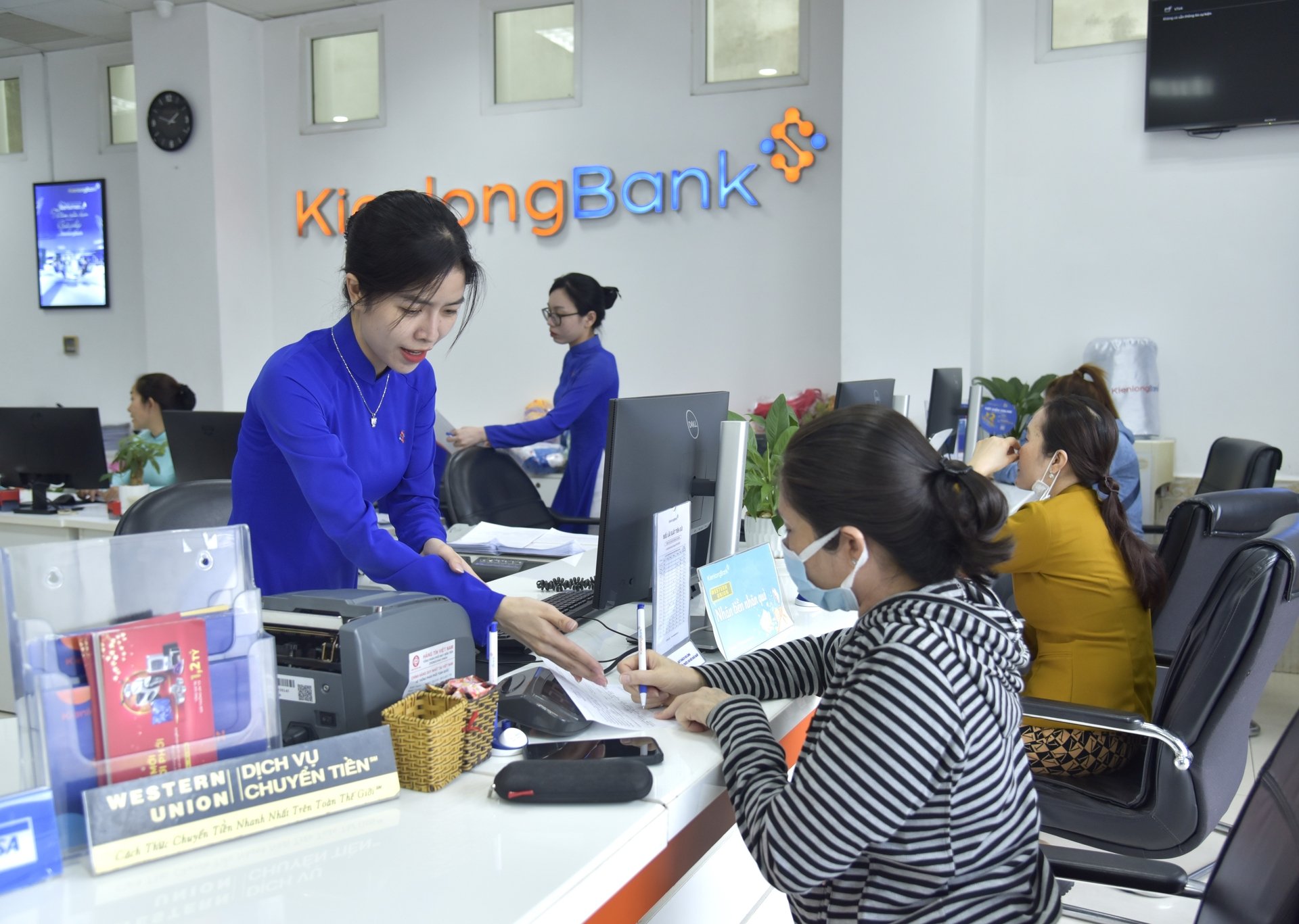 Qua 6 tháng triển khai chương trình cho vay không tài sản đảm bảo, KienLongBank đã giải ngân 155,4 tỷ đồng cho 1.830 hội viên nông dân trên địa bàn tỉnh Kiên Giang vay phát triển sản xuất. Ảnh: Trung Chánh. Qua 6 tháng triển khai chương trình cho vay không tài sản đảm bảo, KienLongBank đã giải ngân 155,4 tỷ đồng cho 1.830 hội viên nông dân trên địa bàn tỉnh Kiên Giang vay phát triển sản xuất. Ảnh: Trung Chánh.