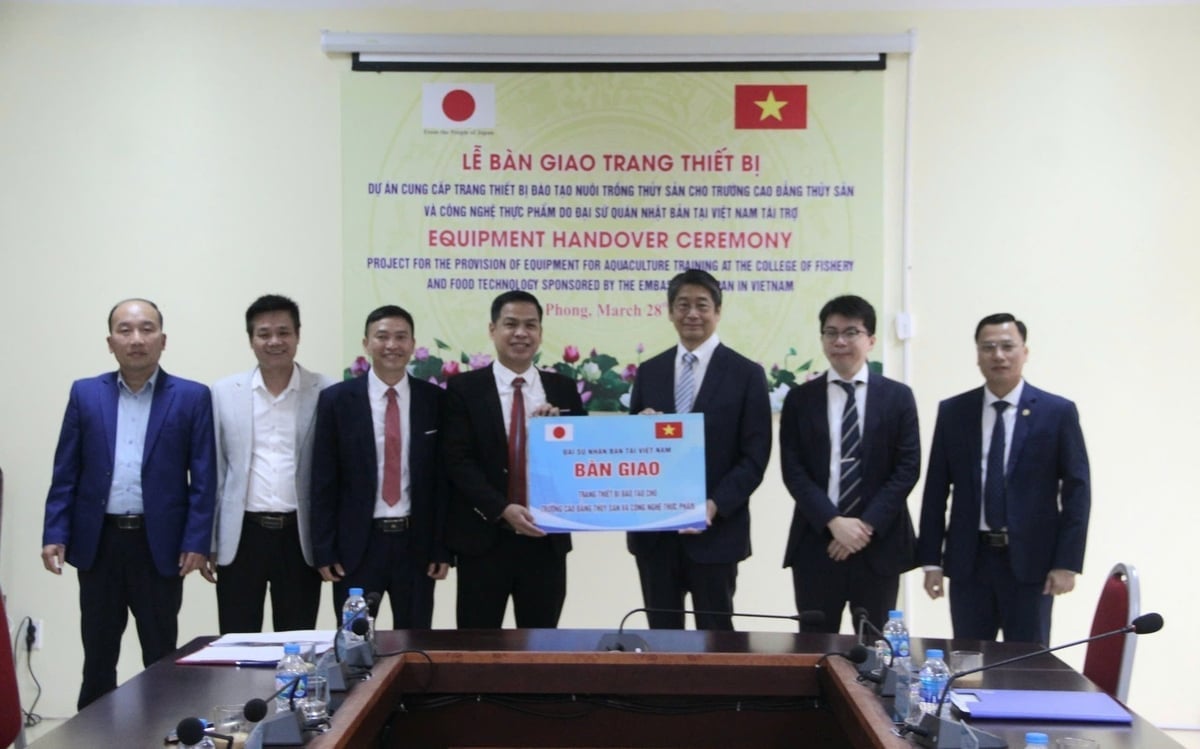 Ambassador Ito Naoki delivering aquaculture training equipment to the College of Fishery and Food Technology. Photo: Hoang Phong.