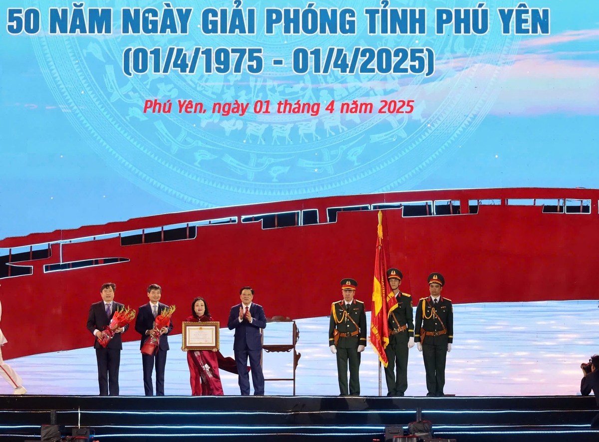 Đảng bộ, chính quyền và nhân dân tỉnh Phú Yên đón nhận Huân chương Lao động hạng Nhất. Ảnh: XT. Đảng bộ, chính quyền và nhân dân tỉnh Phú Yên đón nhận Huân chương Lao động hạng Nhất. Ảnh: XT.