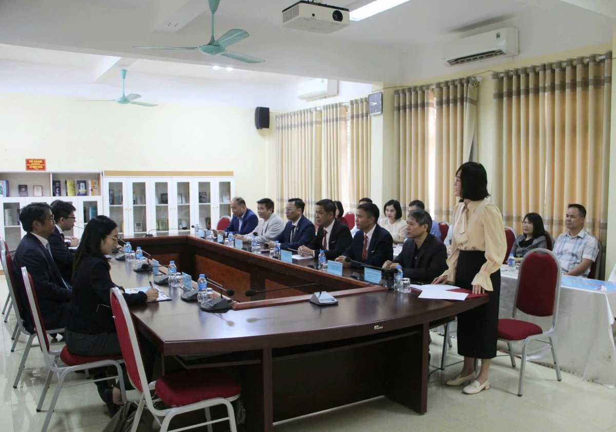 A look at the handover ceremony. Photo: Hoang Phong.