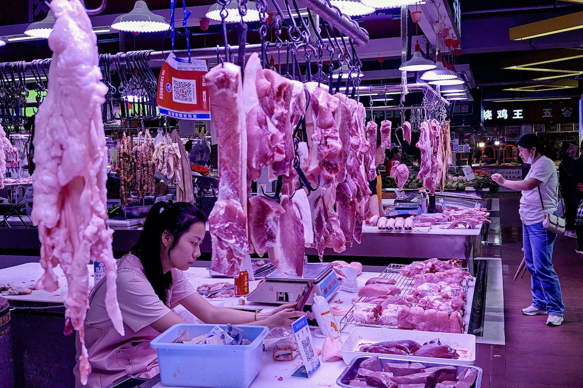 Khu chợ bán thịt lợn ở Vũ Hán, thủ phủ tỉnh Hồ Bắc, Trung Quốc. Ảnh: Sina. Khu chợ bán thịt lợn ở Vũ Hán, thủ phủ tỉnh Hồ Bắc, Trung Quốc. Ảnh: Sina.