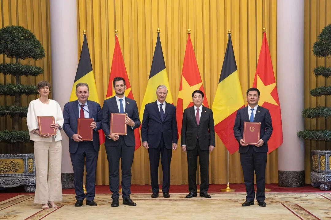 Vietnam's Minister of Industry and Trade, Nguyen Hong Dien, along with the Minister-President of the Brussels-Capital Region, Rudi Vervoort; the Minister-President of Wallonia, Adrien Dolimont; and the Belgian Minister of Flanders responsible for Brussels and the Press, Cieltje Van Achter, exchanged a Memorandum of Understanding. Photo: Tung Dinh.