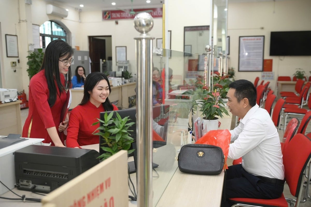 Cán bộ Agribank đang hướng dẫn khách hàng trải nghiệm các dịch vụ số của Agribank