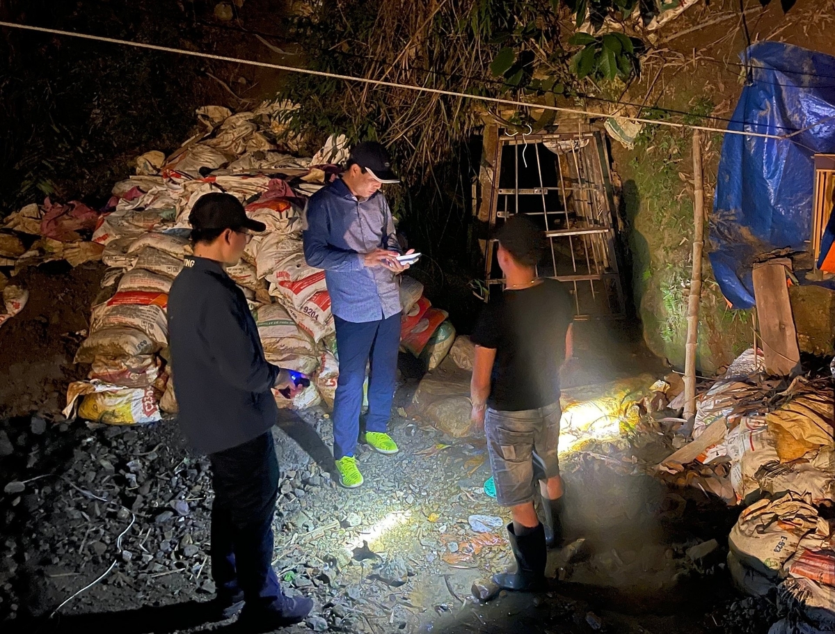 Một lối dẫn vào hang khai thác quặng vàng được lực lượng chức năng phát hiện. Ảnh: T.Tuấn.
