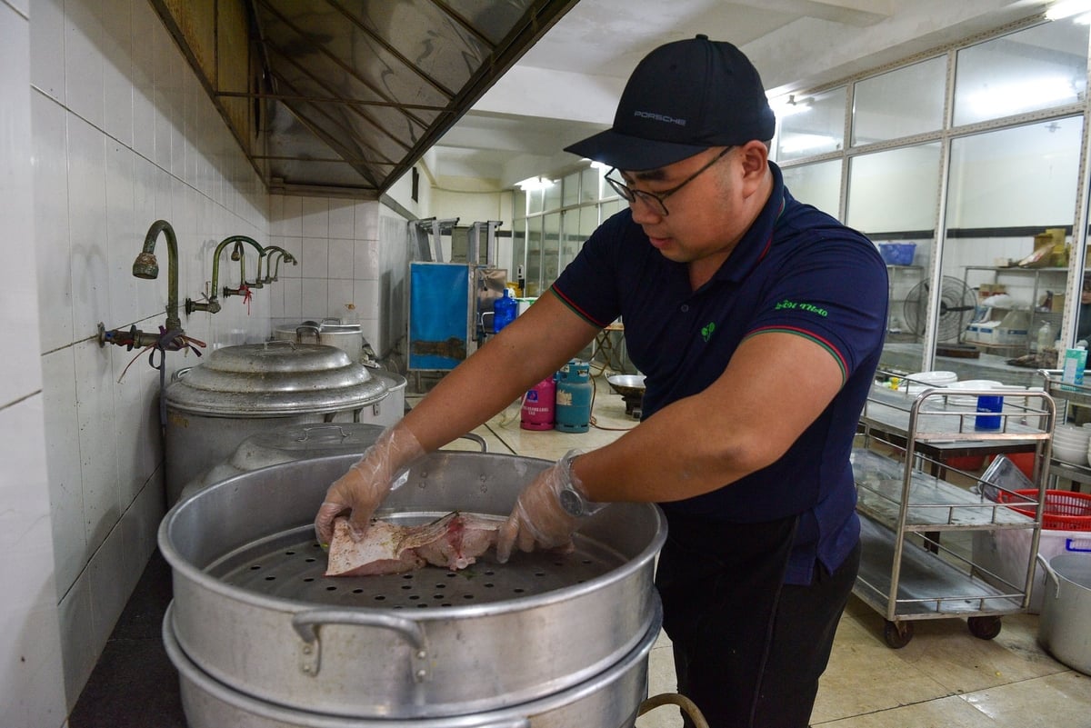 Phan Trung Dũng với món cá lăng sở trường. Ảnh: Dương Đình Tường.