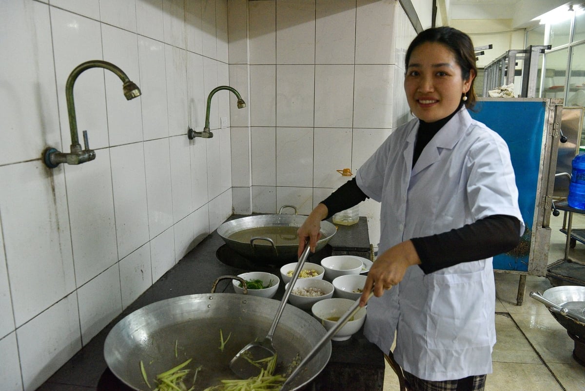 Phan Phương Thúy với món ngao xào bầu sở trường. Ảnh: Dương Đình Tường.