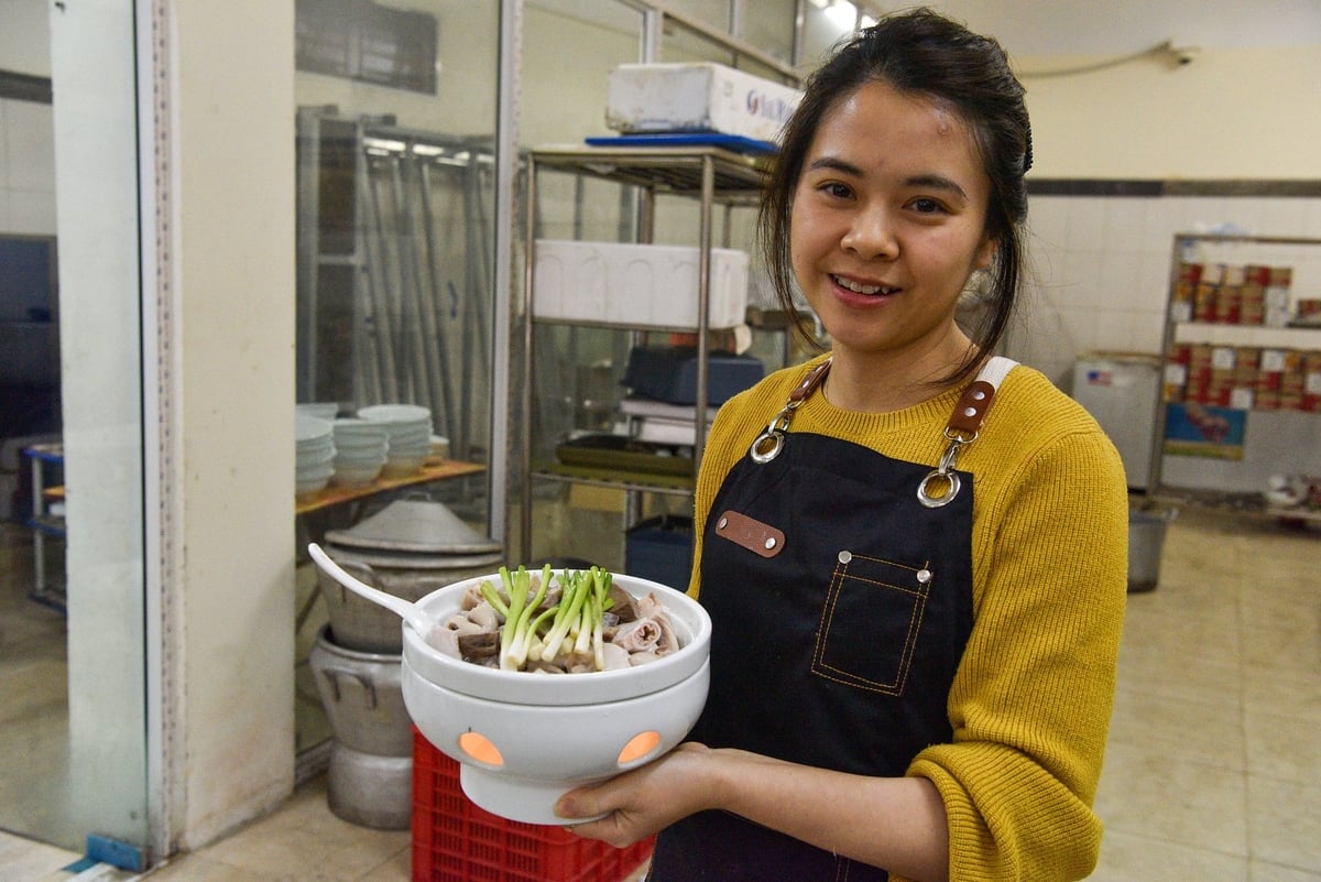 Nguyễn Thị Nga với món lòng sở trường. Ảnh: Dương Đình Tường.