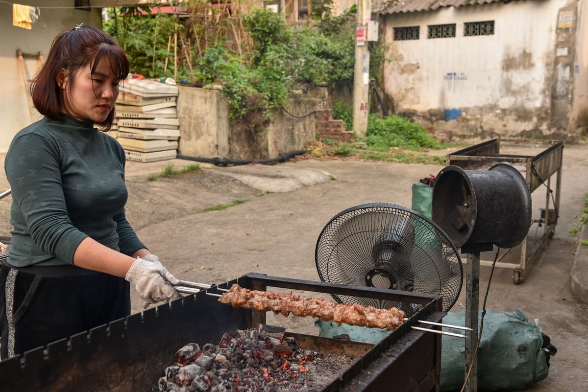 Nguyễn Thị Mai với món thịt có lỗ sở trường. Ảnh: Dương Đình Tường.