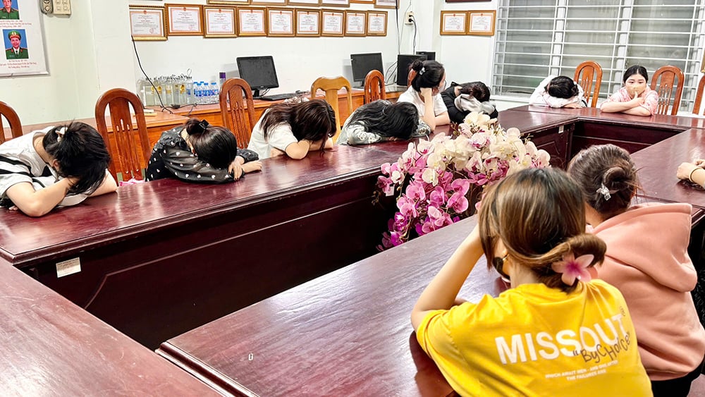 Cơ quan Công an mời các gái bán dâm về trụ sở để điều tra làm rõ vụ việc. Ảnh: Tiến Tầm. Cơ quan Công an mời các gái bán dâm về trụ sở để điều tra làm rõ vụ việc. Ảnh: Tiến Tầm.