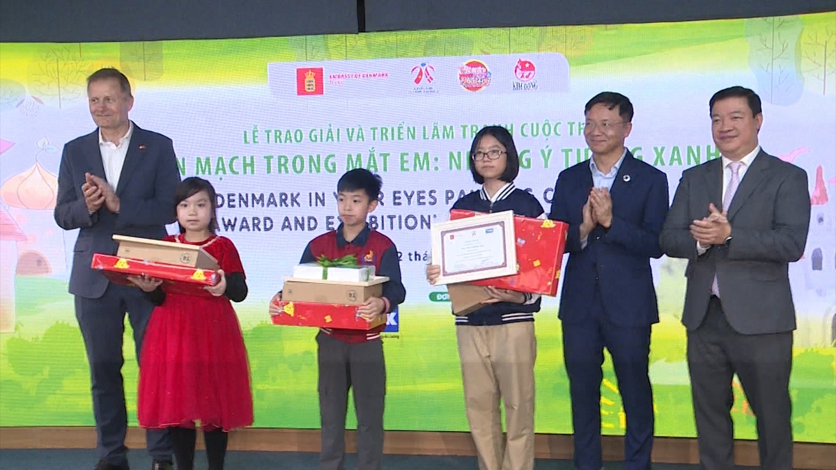 Em Nguyễn Hoàng Thịnh (giữa) nhận giải Đặc biệt trong cuộc thi vẽ tranh Đan Mạch trong mắt em. Ảnh: Minh Hạnh. Em Nguyễn Hoàng Thịnh (giữa) nhận giải Đặc biệt trong cuộc thi vẽ tranh Đan Mạch trong mắt em. Ảnh: Minh Hạnh.