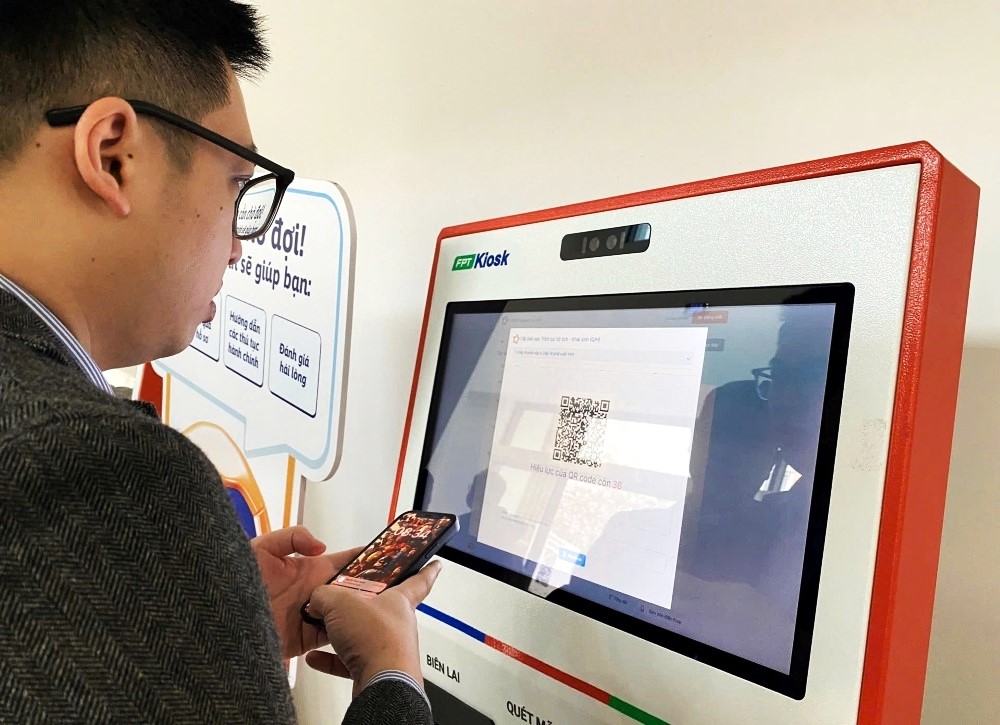 Người dân thực hiện thủ tục hành chính. Ảnh: Trung tâm Phục vụ hành chính công quận Cầu Giấy. Người dân thực hiện thủ tục hành chính. Ảnh: Trung tâm Phục vụ hành chính công quận Cầu Giấy.