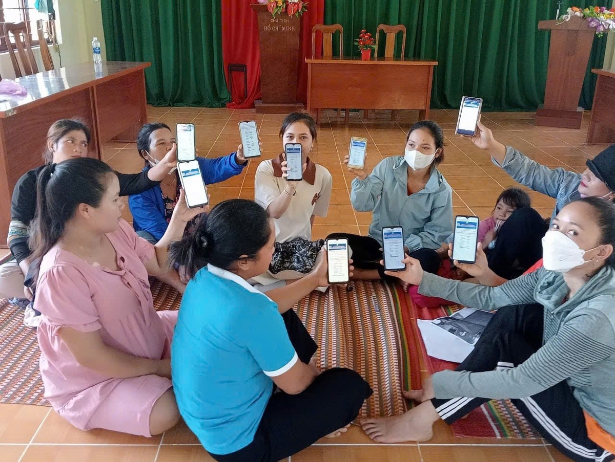 Phụ nữ Cơ Tu ở Quảng Nam tiếp cận với nền tảng số để đưa nông đặc sản miền núi vươn xa. Ảnh: Lan Anh