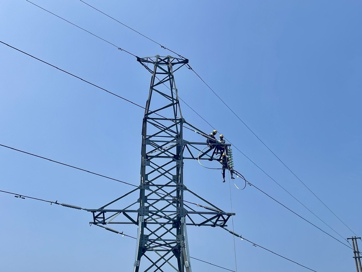 Công nhân làm việc dưới thời tiết nắng nóng, thi công Cải tạo nâng khả năng tải đường dây 110kV TBA 220kV Bảo Lộc - Di Linh. Ảnh: EVNSPC. Công nhân làm việc dưới thời tiết nắng nóng, thi công Cải tạo nâng khả năng tải đường dây 110kV TBA 220kV Bảo Lộc - Di Linh. Ảnh: EVNSPC.