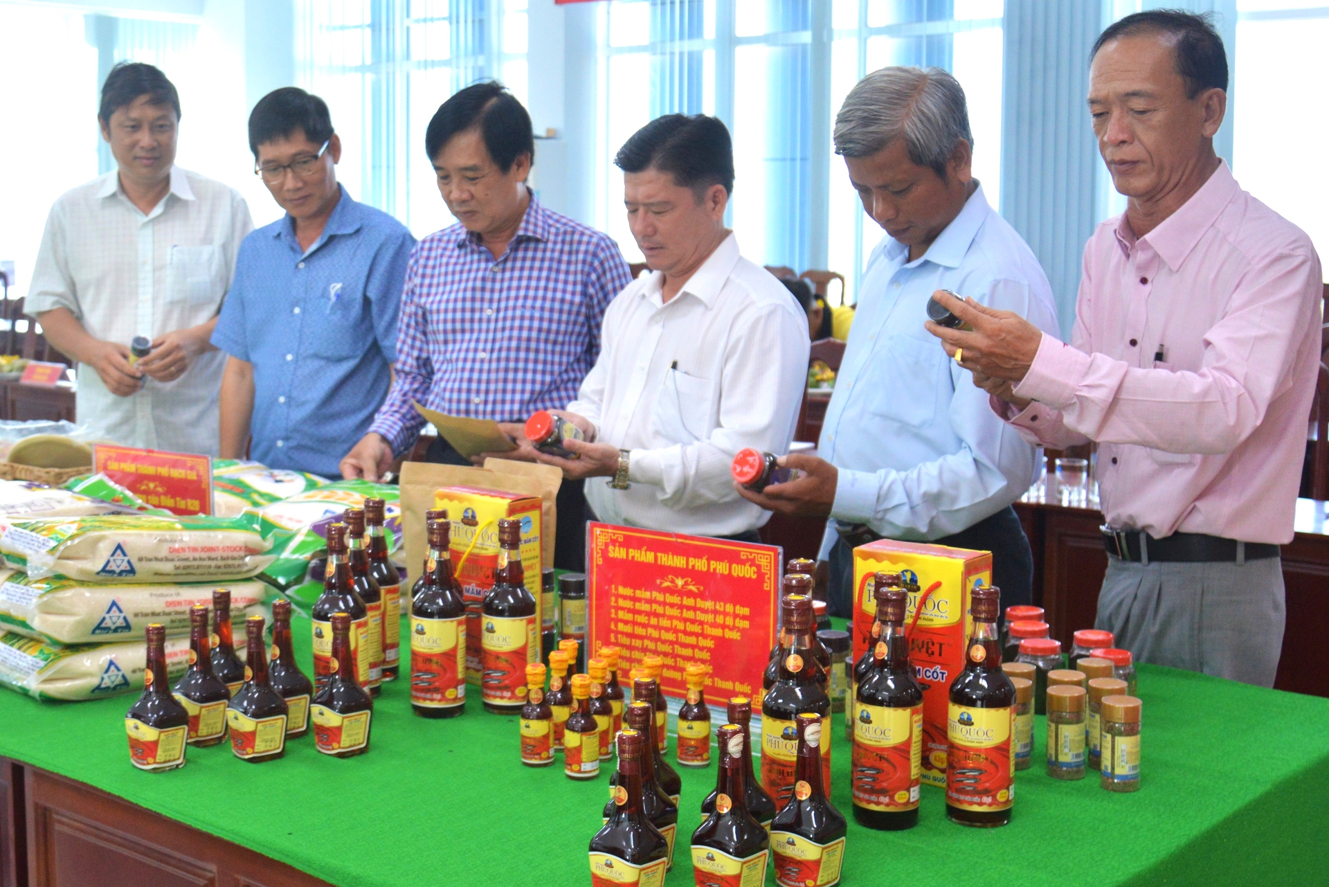 Nghề làm nước mắm truyền thống Phú Quốc có lịch sử hình thành hơn 200 năm, đã trở thành sản phẩm nổi tiếng và được cấp bằng quốc gia bảo hộ chỉ dẫn địa lý Phú Quốc. Ảnh: Trung Chánh. Nghề làm nước mắm truyền thống Phú Quốc có lịch sử hình thành hơn 200 năm, đã trở thành sản phẩm nổi tiếng và được cấp bằng quốc gia bảo hộ chỉ dẫn địa lý Phú Quốc. Ảnh: Trung Chánh.