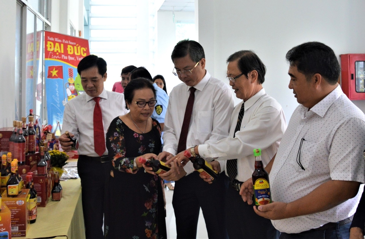 UBND tỉnh Kiên Giang đã ban hành các chính sách quản lý và sử dụng chỉ dẫn địa lý Phú Quốc nhằm quản lý chất lượng nước mắm truyền thống, truy xuất nguồn gốc, nhãn hàng hóa sản phẩm mang chỉ dẫn địa lý Phú Quốc. Ảnh: Trung Chánh. UBND tỉnh Kiên Giang đã ban hành các chính sách quản lý và sử dụng chỉ dẫn địa lý Phú Quốc nhằm quản lý chất lượng nước mắm truyền thống, truy xuất nguồn gốc, nhãn hàng hóa sản phẩm mang chỉ dẫn địa lý Phú Quốc. Ảnh: Trung Chánh.