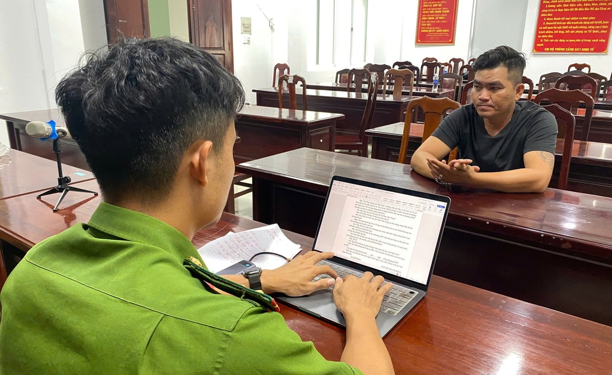 Công an đang làm việc và lấy lời khai với đối tượng Hoàng Văn Thái. Ảnh: Huy Na. Công an đang làm việc và lấy lời khai với đối tượng Hoàng Văn Thái. Ảnh: Huy Na.