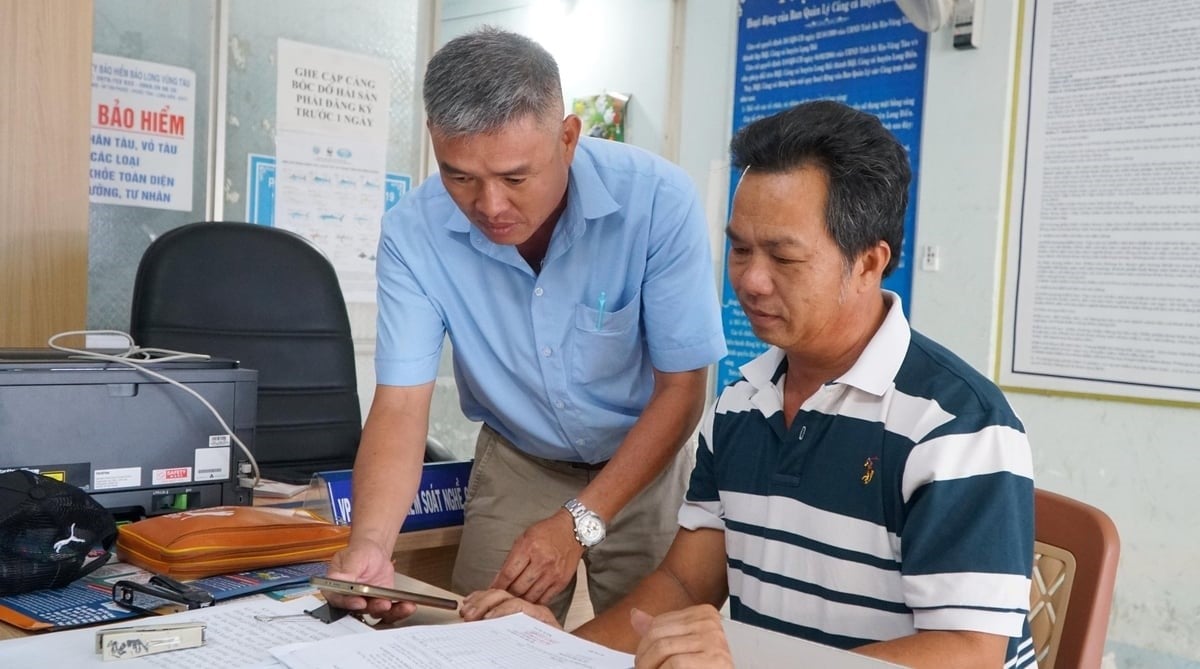 Tan Phuoc fishing port staff (Phuoc Tinh commune, Long Dat district) is guiding the ship owner to register for VMS connection before setting sail. Photo: Le Binh.