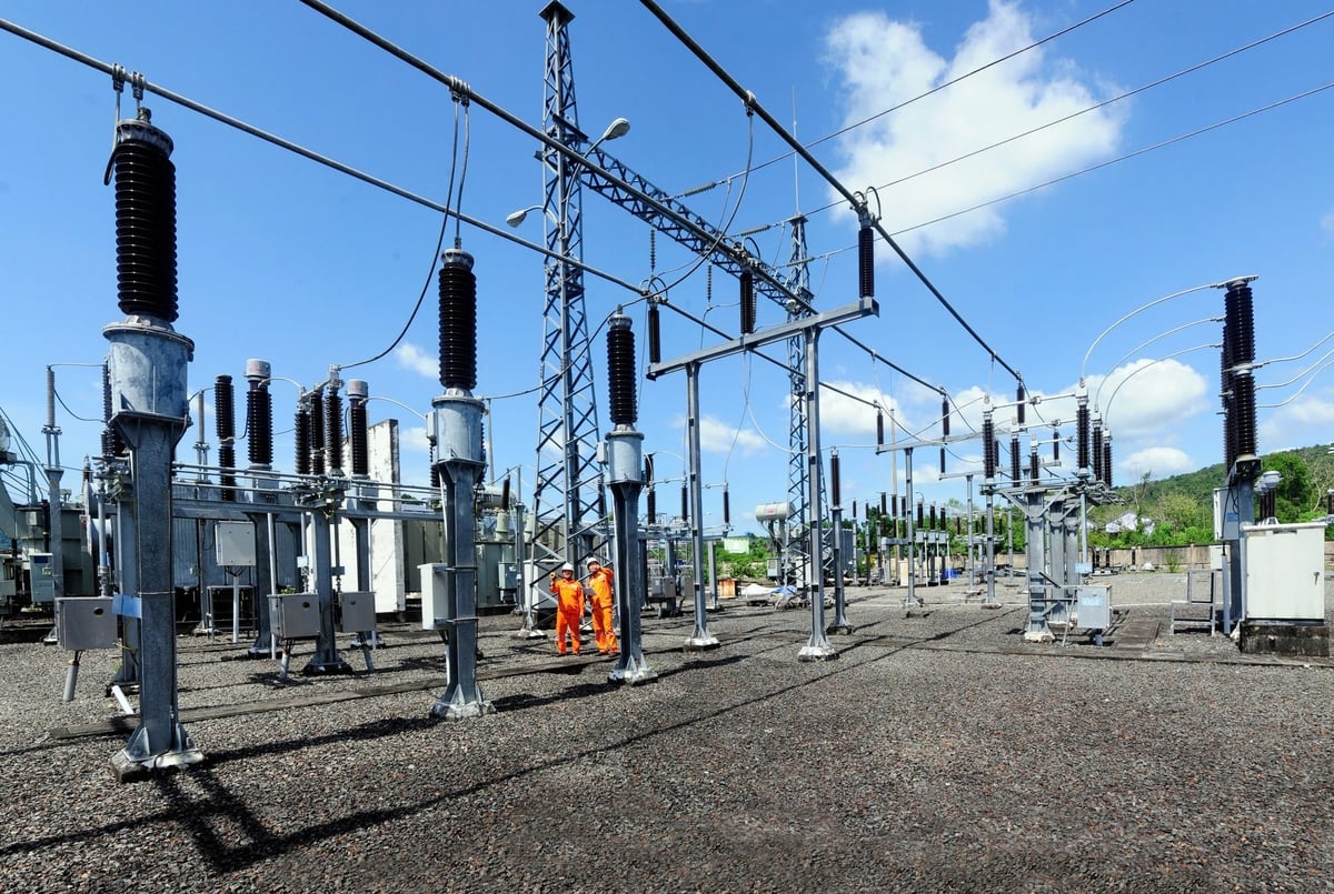 Các Công ty Điện lực kiểm tra, củng cố lưới điện đảm bảo cung cấp điện an toàn, liên tục các dịp lễ trong tháng 4/2024. Ảnh: EVNSPC. Các Công ty Điện lực kiểm tra, củng cố lưới điện đảm bảo cung cấp điện an toàn, liên tục các dịp lễ trong tháng 4/2024. Ảnh: EVNSPC.