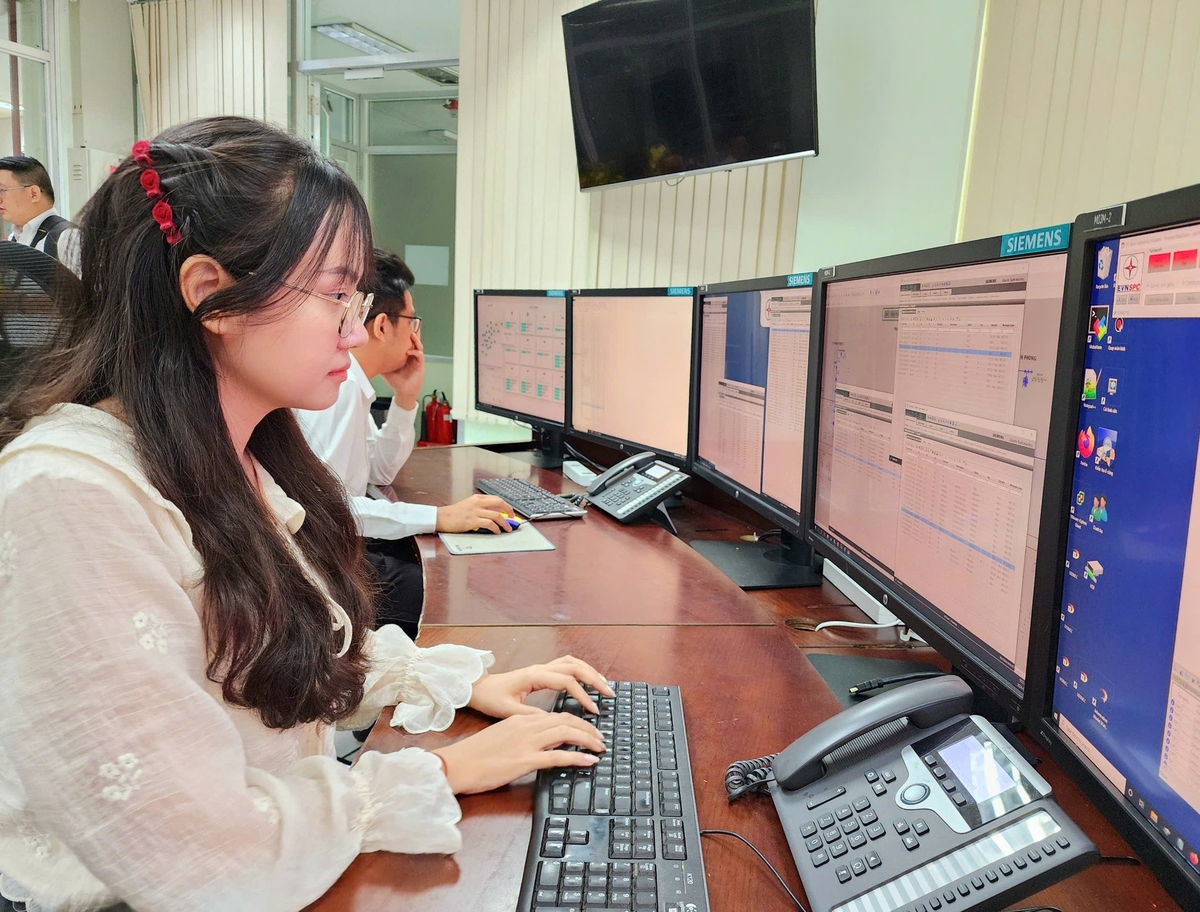 Trung tâm điều hành SCADA theo dõi, vận hành lưới điện từ xa 24/24 giờ. Ảnh: EVNSPC. Trung tâm điều hành SCADA theo dõi, vận hành lưới điện từ xa 24/24 giờ. Ảnh: EVNSPC.
