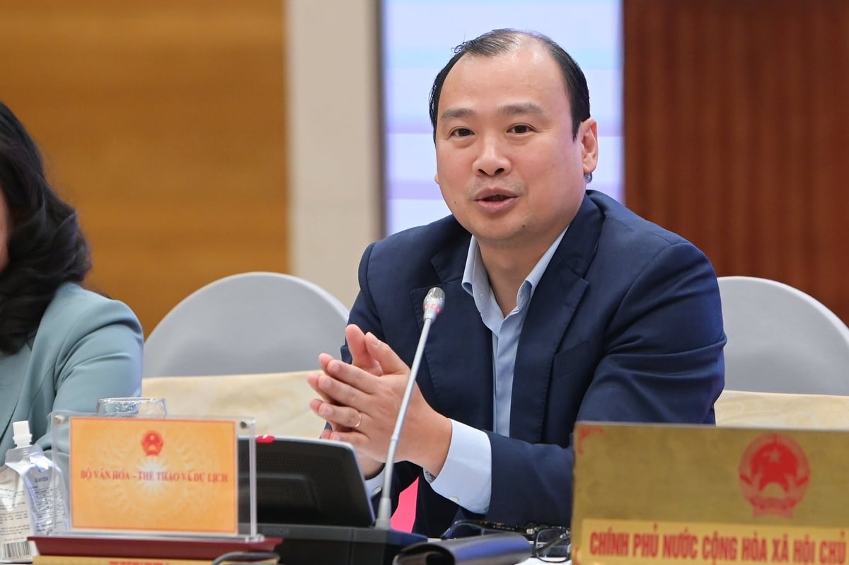 Thứ trưởng Bộ VH-TT-DL Lê Hải Bình trả lời câu hỏi về người nổi tiếng, nghệ sĩ tham gia quảng cáo. Ảnh: Tùng Đinh.