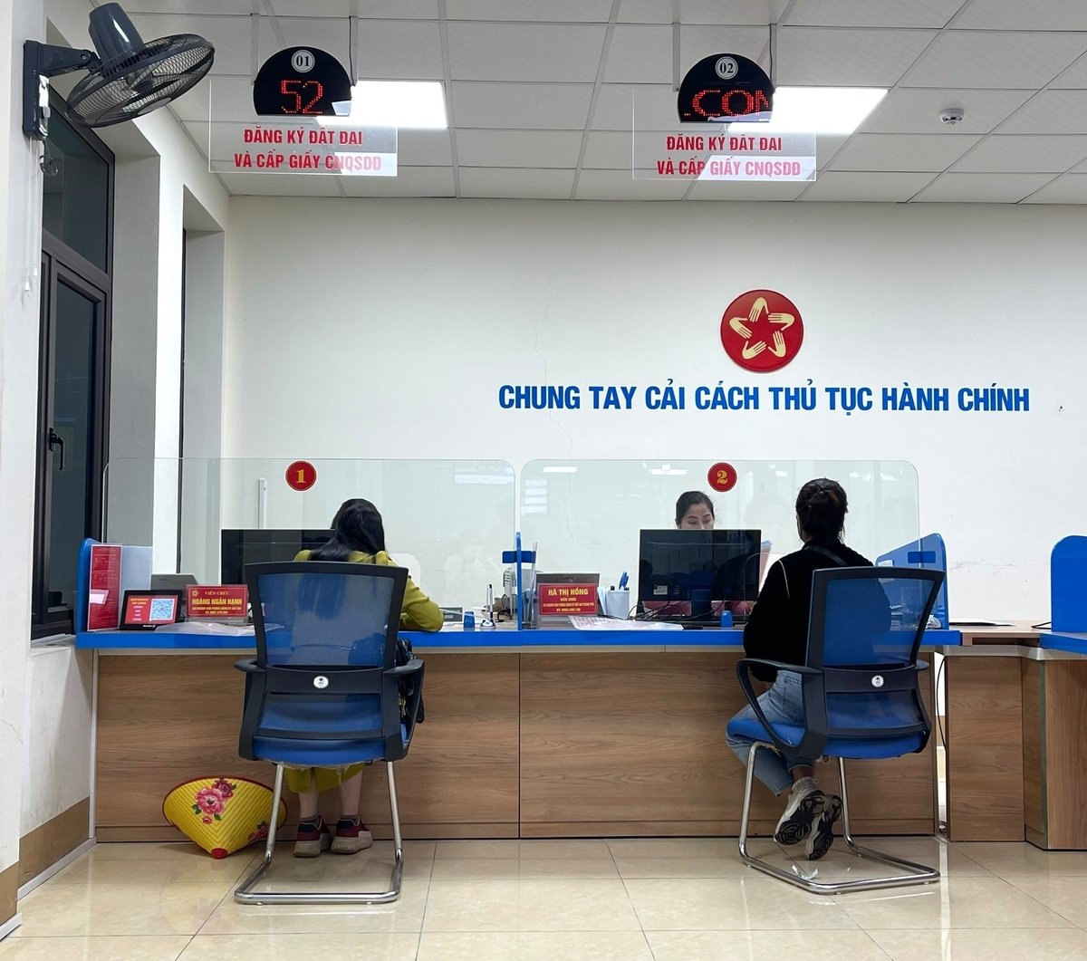 Tỉnh Yên Bái xếp thứ 9/63 tỉnh, thành phố trực thuộc Trung ương về cải cách hành chính và mức độ hài lòng của người dân. Ảnh: Thanh Tiến. Tỉnh Yên Bái xếp thứ 9/63 tỉnh, thành phố trực thuộc Trung ương về cải cách hành chính và mức độ hài lòng của người dân. Ảnh: Thanh Tiến.