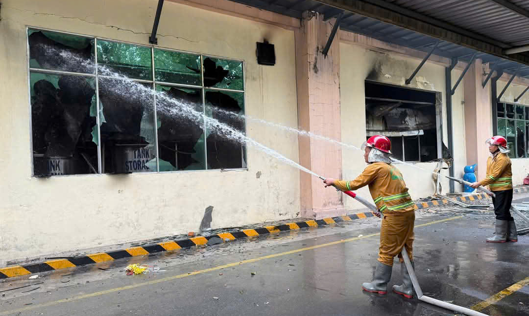 Sau 1h30 phút nỗ lực dập lửa, đám cháy cơ bản được khống chế. Ảnh: CTV. Sau 1h30 phút nỗ lực dập lửa, đám cháy cơ bản được khống chế. Ảnh: CTV.