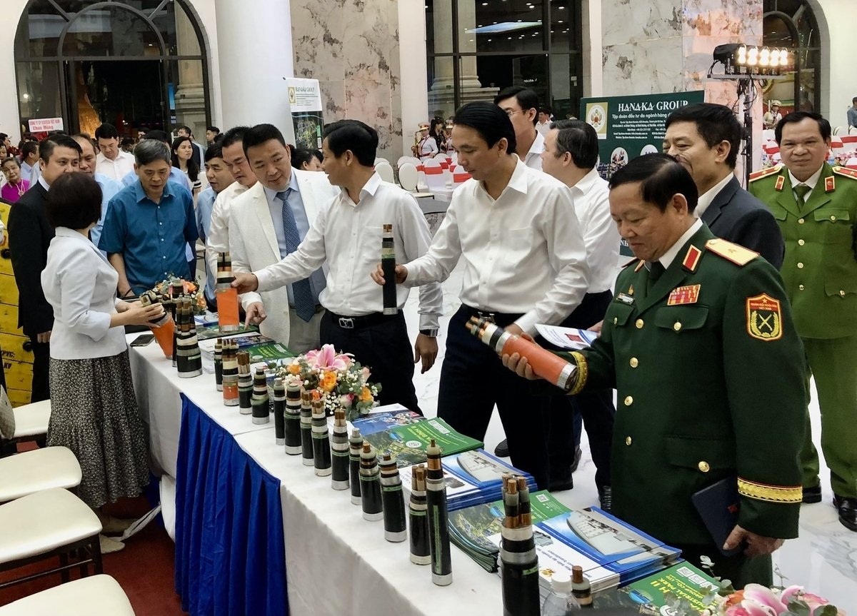 Triển lãm 'Sản phẩm OCOP Đồ gỗ Mỹ nghệ – Đá quý Khu vực phía Bắc' thu hút đông đảo khách tham quan. Ảnh: Quyết Thắng.