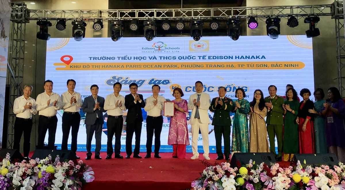 Công bố Quyết định thành lập trường tiểu học và THCS Quốc tế Edison Hanaka tại thị xã Từ Sơn, tỉnh Bắc Ninh. Ảnh: Quyết Thắng.