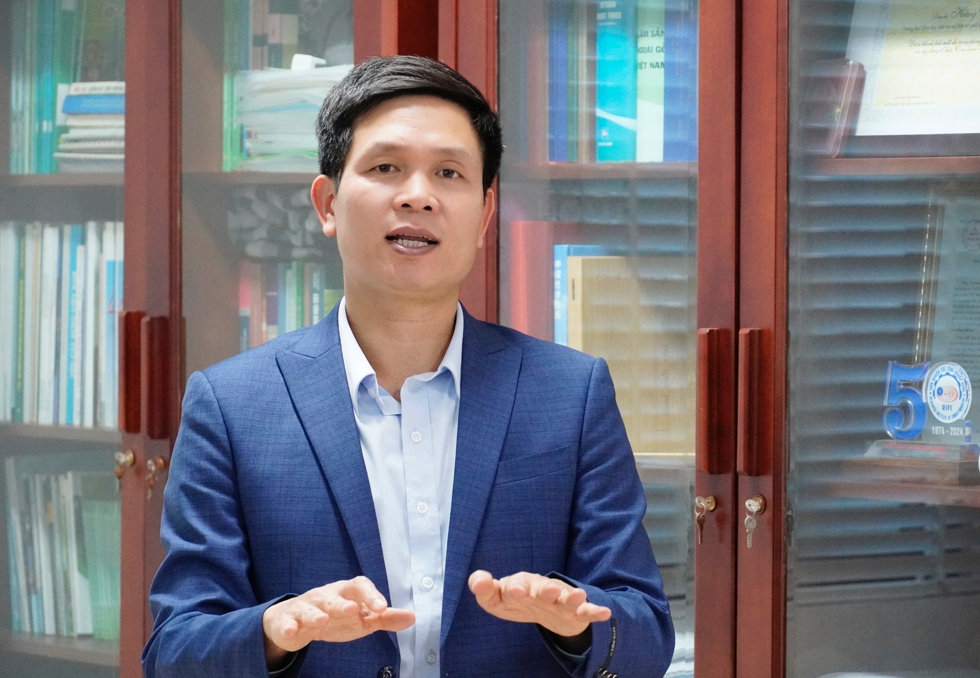Ông Hoàng Văn Thắng, Viện trưởng Viện Nghiên cứu Lâm sinh (Viện Khoa học Lâm nghiệp Việt Nam) chia sẻ với PV. Ảnh: Duy Học. Ông Hoàng Văn Thắng, Viện trưởng Viện Nghiên cứu Lâm sinh (Viện Khoa học Lâm nghiệp Việt Nam) chia sẻ với PV. Ảnh: Duy Học.