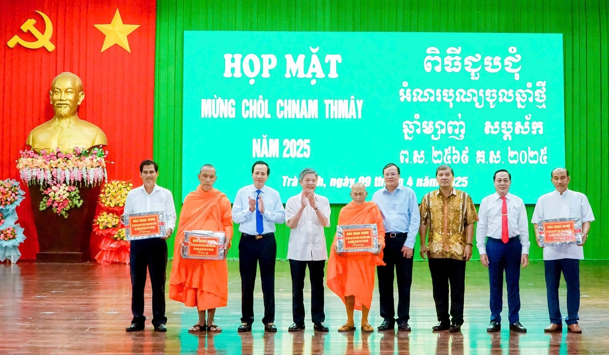 Bộ trưởng Bộ Dân tộc và Tôn giáo Đào Ngọc Dung cùng lãnh đạo tỉnh Trà Vinh tặng quà cho các vị Hòa thượng tại buổi họp mặt mừng Chôl Chnăm Thmây năm 2025. Ảnh: Văn Dương. Bộ trưởng Bộ Dân tộc và Tôn giáo Đào Ngọc Dung cùng lãnh đạo tỉnh Trà Vinh tặng quà cho các vị Hòa thượng tại buổi họp mặt mừng Chôl Chnăm Thmây năm 2025. Ảnh: Văn Dương.