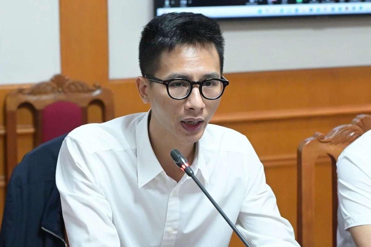 Mr. Do Xuan Thuan, representative of the EPR Office, answered questions for businesses. Photo: Tung Dinh.