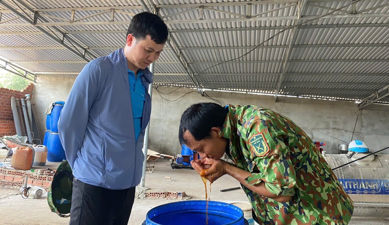 Chế phẩm sinh học được anh Phong tự ủ thay thế thuốc kháng sinh giúp giảm chi phí sản xuất, nâng cao chất lượng sản phẩm. Ảnh: Trần Trung.