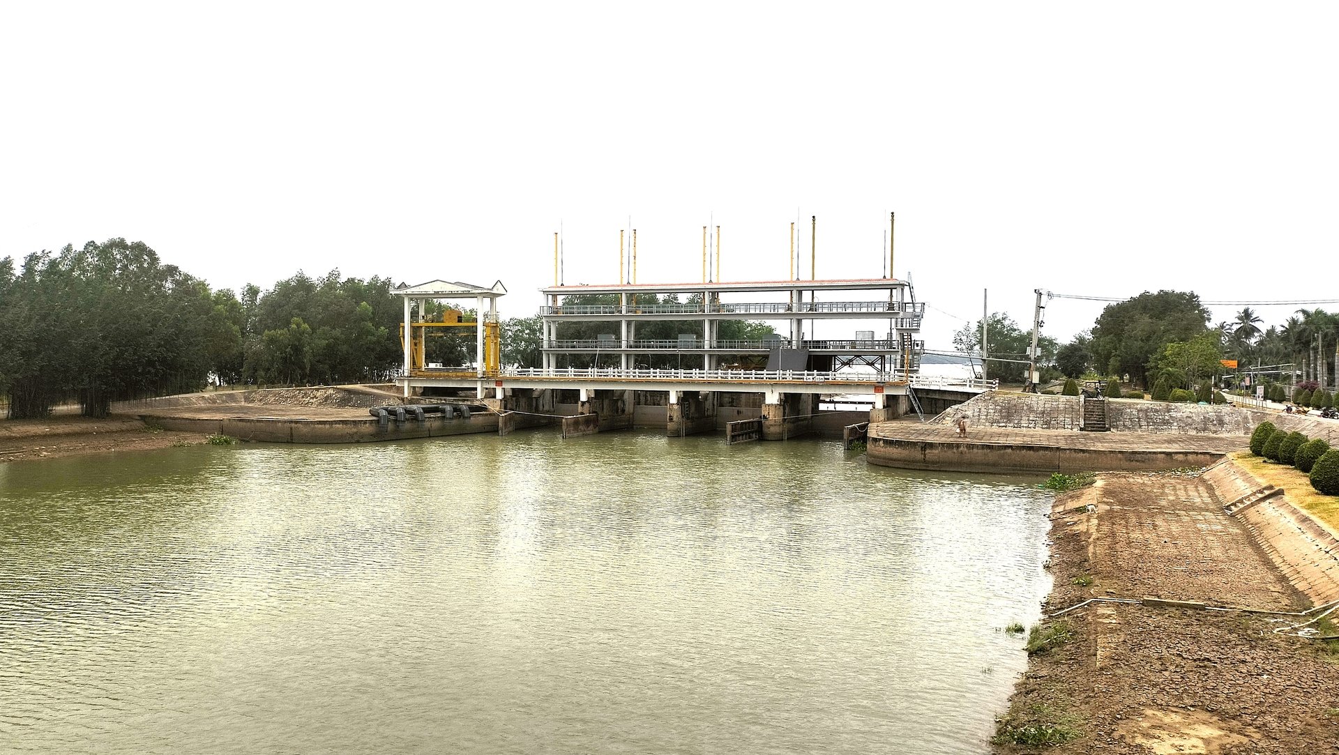 Cống Vàm Giồng, huyện Gò Công Tây đóng kín ngăn mặn trong suốt mùa hạn. Ảnh: Minh Đảm. Cống Vàm Giồng, huyện Gò Công Tây đóng kín ngăn mặn trong suốt mùa hạn. Ảnh: Minh Đảm.