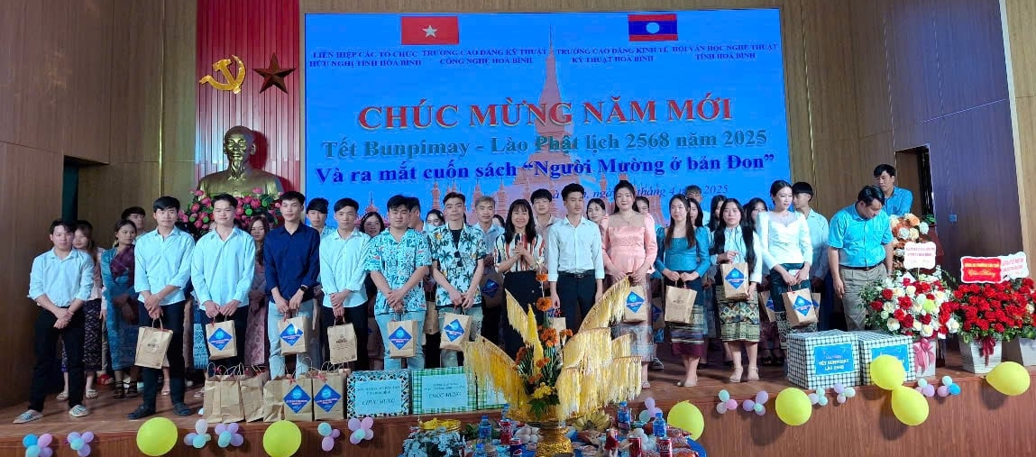 Ban tổ chức tặng quà và sách cho các du học sinh Lào. Ảnh: Quang Đàm. Ban tổ chức tặng quà và sách cho các du học sinh Lào. Ảnh: Quang Đàm.