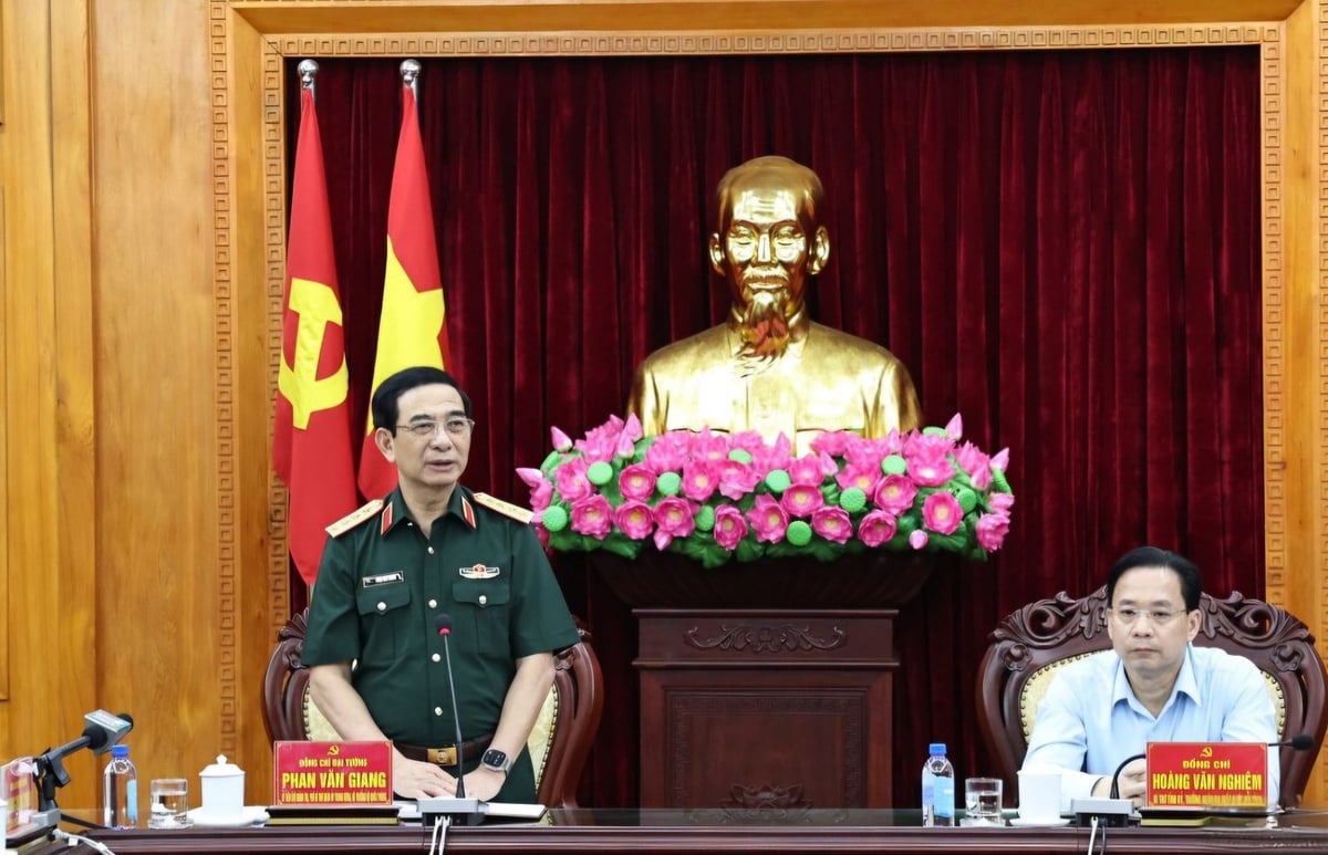 Bộ trưởng Bộ Quốc phòng Phan Văn Giang phát biểu tại buổi làm việc với Ban Thường vụ Tỉnh ủy Lạng Sơn. Ảnh: ĐQ.