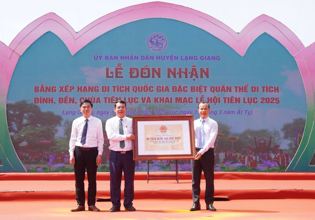 Thừa ủy quyền của Thủ tướng Chính phủ, Phó Chủ tịch Thường trực Ủy ban Nhân dân tỉnh Bắc Giang Mai Sơn trao Bằng xếp hạng Di tích Quốc gia đặc biệt Quần thể di tích đình, đền, chùa Tiên Lục cho lãnh đạo huyện Lạng Giang. Ảnh: Phạm Minh.