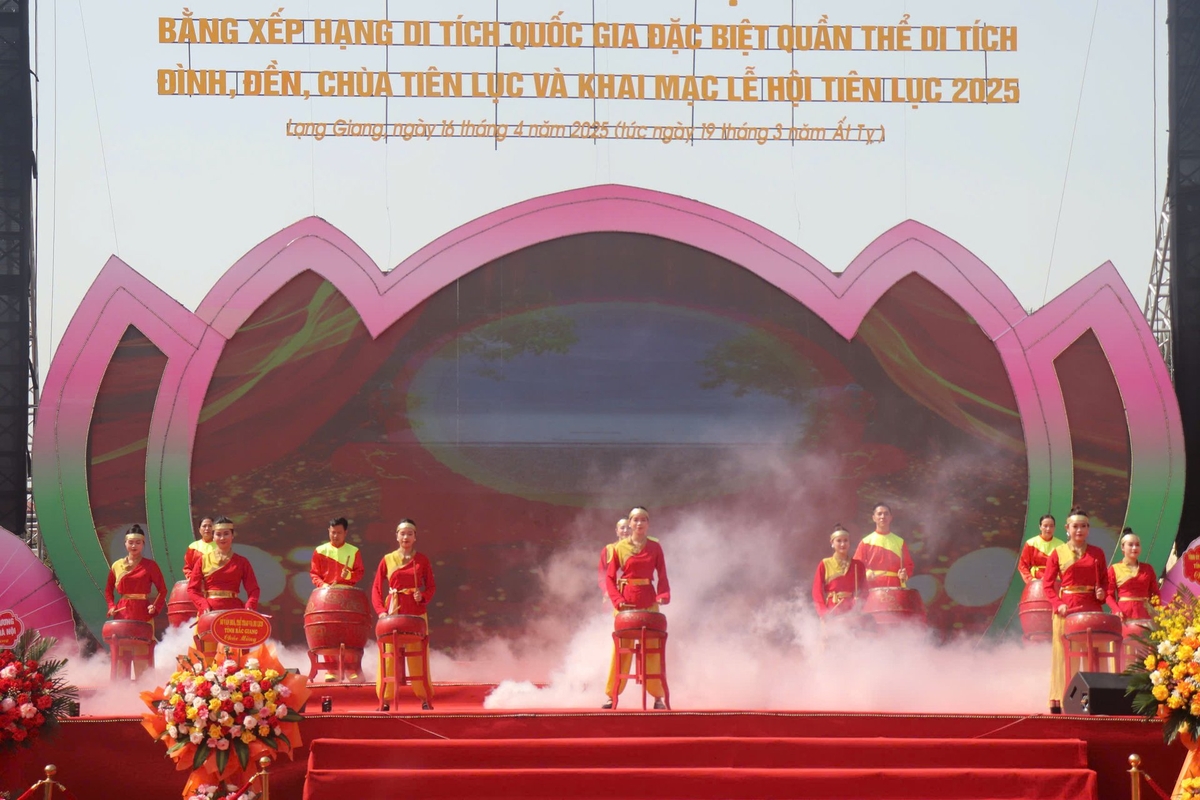 Màn trống khai hội. Ảnh: Phạm Minh.
