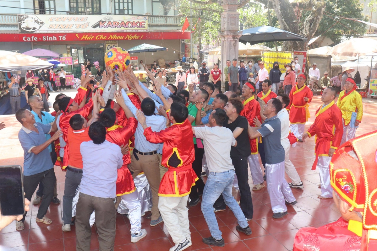 Trò cướp cầu trong ngày hội. Ảnh: Phạm Minh.