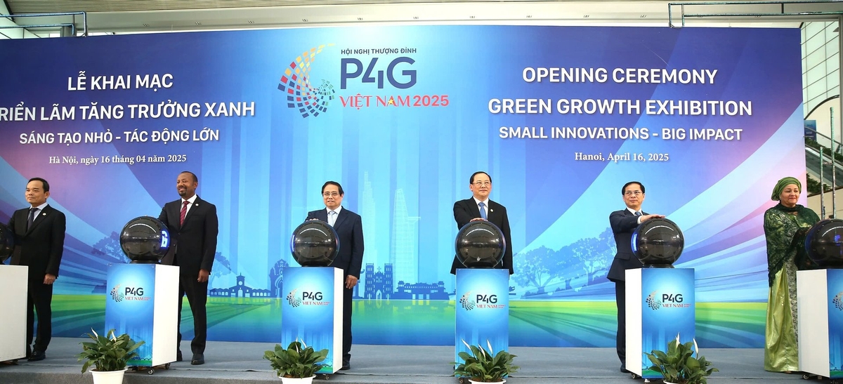 Thủ tướng Chính phủ Phạm Minh Chính và các đại biểu đại biểu thực hiện nghi thức khai mạc Triển lãm Tăng trưởng xanh với chủ đề: 'Sáng tạo nhỏ - Tác động lớn'. Ảnh: Minh Khang.
