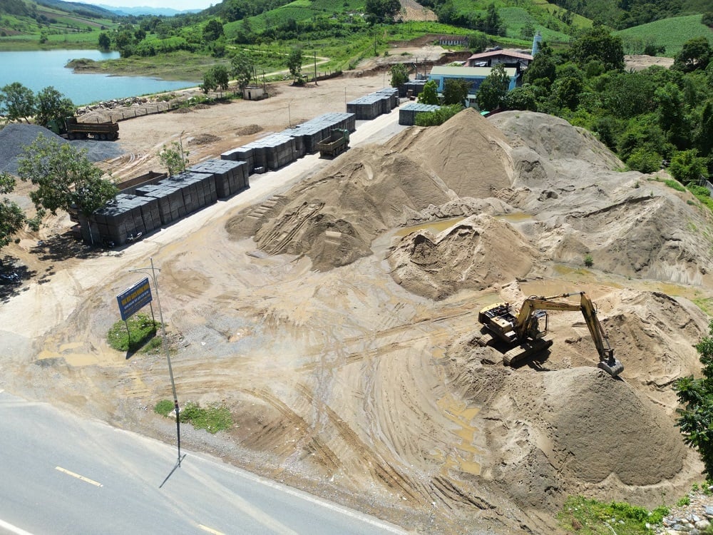 Tháo gỡ vướng mắc trong hoạt động khai thác khoáng sản để đáp ứng được vấn đề thiếu vật liệu xây dựng. Ảnh: Thu Thủy.