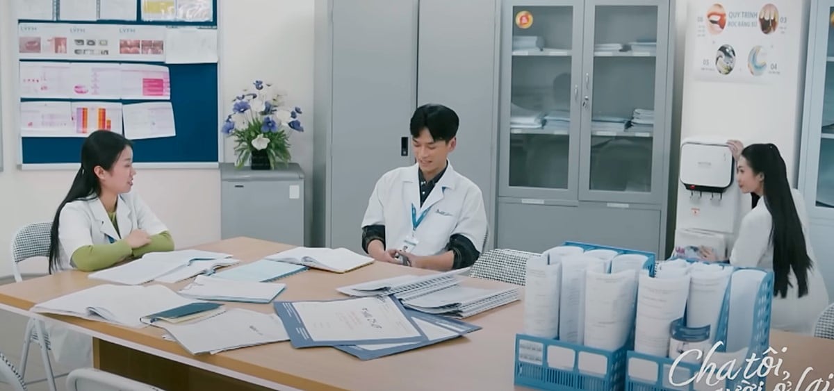 Thảo cũng nghe được cuộc trò chuyện này. Ảnh CMH Thảo cũng nghe được cuộc trò chuyện này. Ảnh CMH