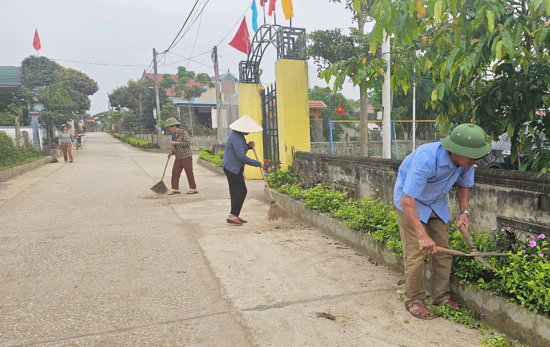Bà con thôn Tiên Sơn tự giác làm sạch đẹp đường làng, ngõ xóm. Ảnh: T. Phùng. Bà con thôn Tiên Sơn tự giác làm sạch đẹp đường làng, ngõ xóm. Ảnh: T. Phùng.