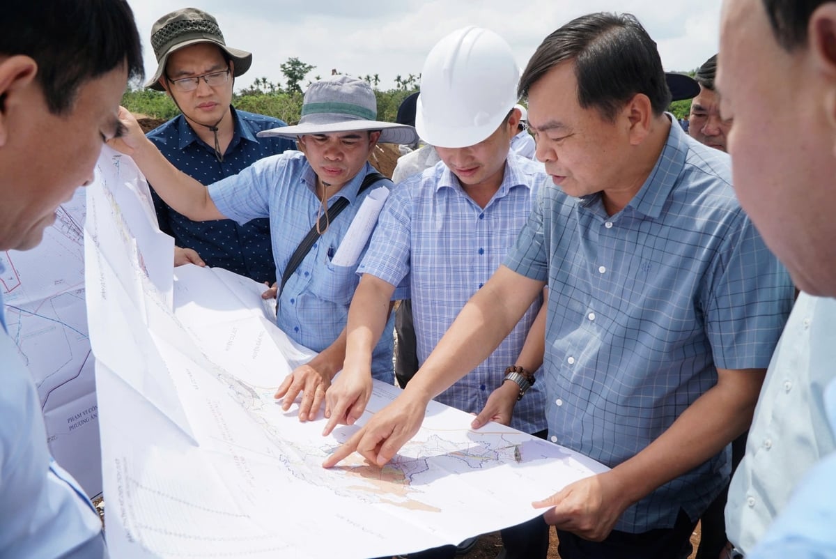 Thứ trưởng Bộ Nông nghiệp và Môi trường Nguyễn Hoàng Hiệp kiểm tra thực địa tại hồ Đắk Gang thuộc huyện Đắk Mil, tỉnh Đắk Nông. Ảnh: Phạm Hoài.