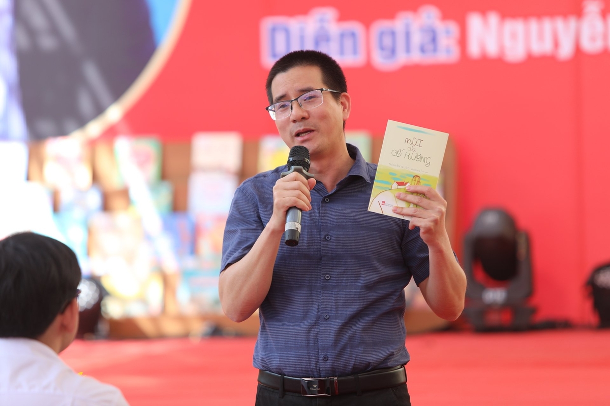 Diễn giả Nguyễn Quốc Vương truyền cảm hứng đọc sách và văn hóa đọc đến các đại biểu, học sinh phổ thông trên địa bàn thành phố. Ảnh: Danh Lam.