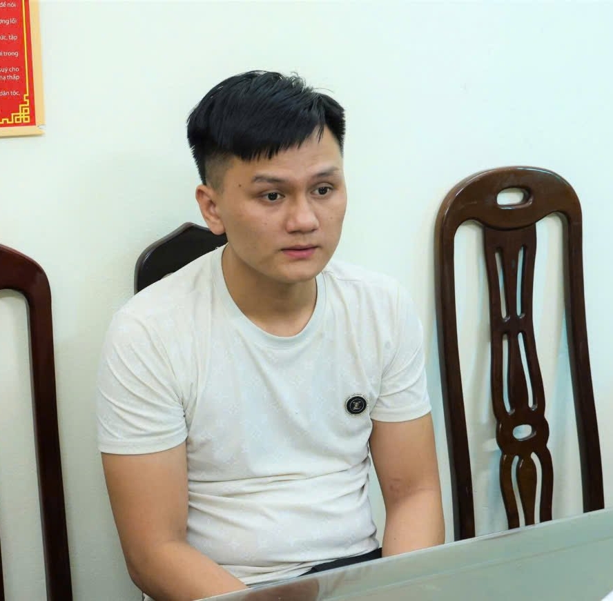 Đối tượng lừa đảo bị tạm giữ tại cơ quan Công an. Ảnh: Công an Nam Định.