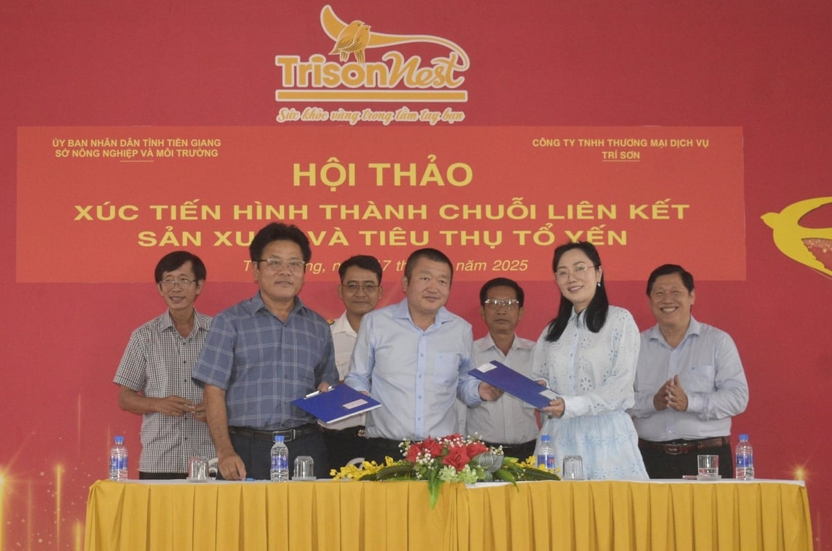 Tại hội thảo, nhiều cơ sở nuôi yến đã ký kết tham chuỗi liên kết sản xuất và tiêu thụ tổ yến. Ảnh: Minh Đảm.
