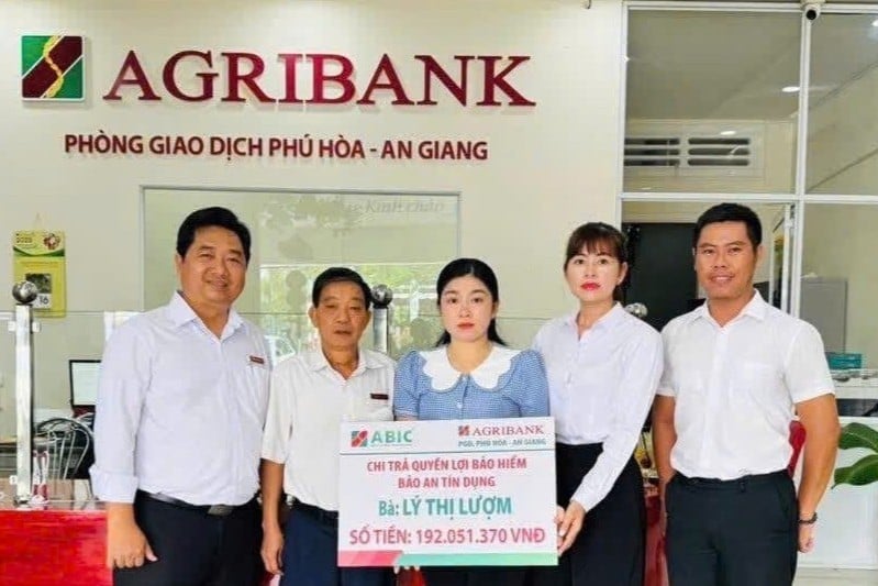 ABIC Kiên Giang chi trả quyền lợi Bảo hiểm Bảo an tín dụng cho đại diện gia đình khách hàng ở huyện Thoại Sơn, tỉnh An Giang. Ảnh: MK.